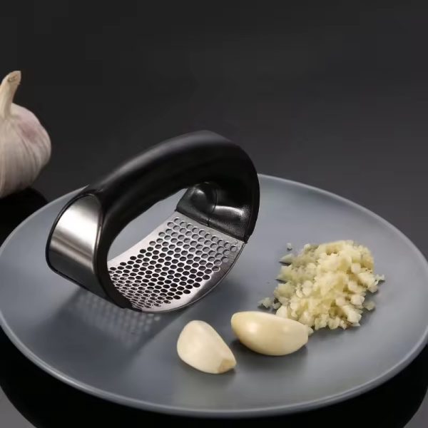 Stainless Steel Garlic Press Rocker – Manual Garlic Crusher & Mincer Tool for Kitchen Use (Random Color)